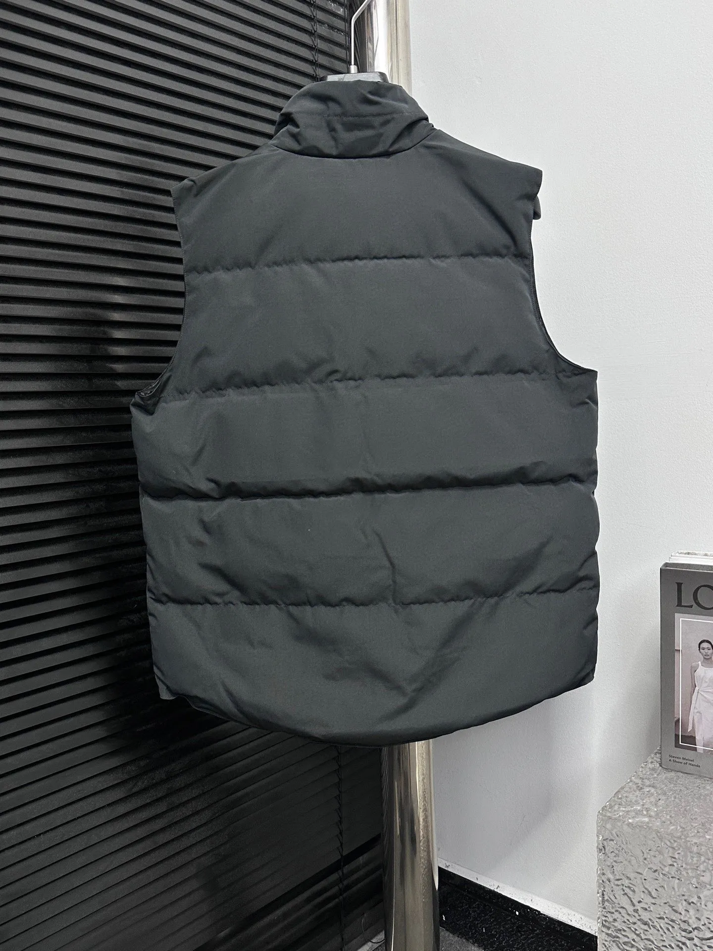 P360 [Canada Goose] Canada Goose black label #Freestyle Crew 4151mb men’s and women’s vest down ➖ Imported Behringer embroidery machine with customized 10,000-needle embroidery label! ➖ Imported 21-count polyester-cotton blended original fabric, using Feather-Light 10D waterproof coating fabric, made of 84.5% polyester fiber and 15.5% cotton, 100% the best feel in the entire network! ➖ The genuine official website uses the national standard 80 white duck down, and will never be misled by false claims such as 90 down or goose down! ➖ 100% nylon nylon lining with double double-layer sealing design to prevent velvet from running away. Top-grade polar fleece is used in the collar and pockets to keep warm and comfortable! ➖ Yoshida YKK provides original custom-made electroplated sliders. YKK two-way lockable zippers are tight and smooth and will not peel off paint! ➖ 3M composite original Velcro is durable, and all accessories and hardware are disassembled and customized! ⛔No slander, no exaggeration, no need for too much copywriting, because it is focused, it is professional!  SIZE: XS S M L XL XXL